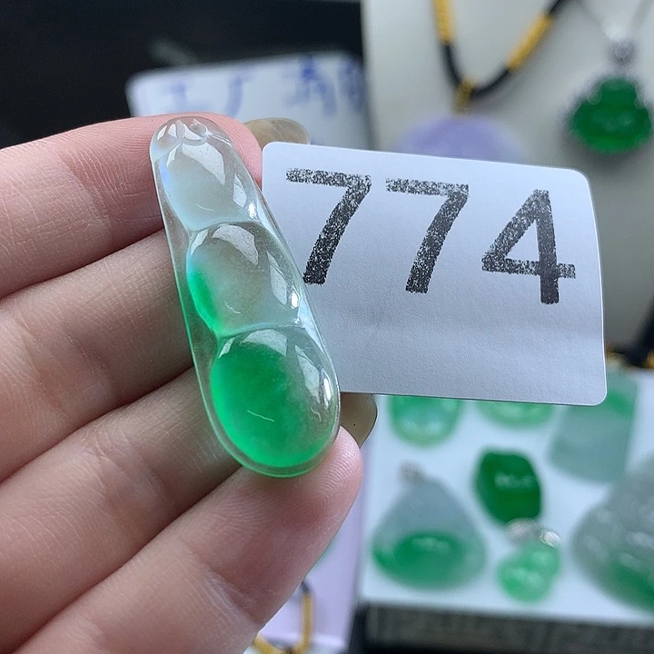 翡翠未镶嵌吊坠(赠链)