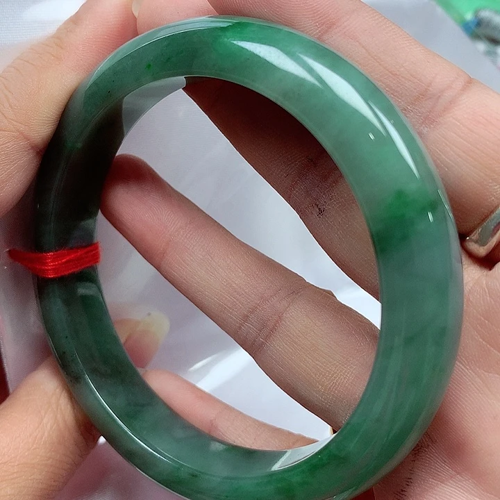 翡翠手镯未镶嵌翡翠