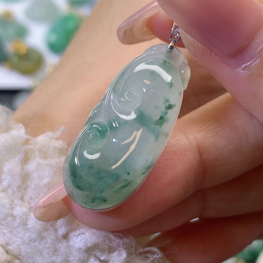 缅甸天然翡翠a货18k金冰飘绿如意吊坠31.2×13.3×6.9