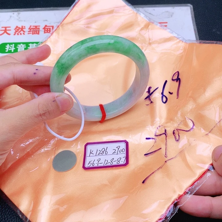 翡翠手镯未镶嵌翡翠