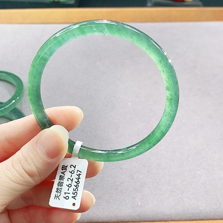 翡翠未镶嵌手镯（圆镯）