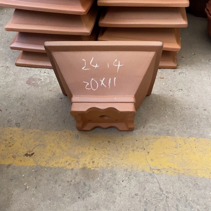 紫砂花盆只顾看手机