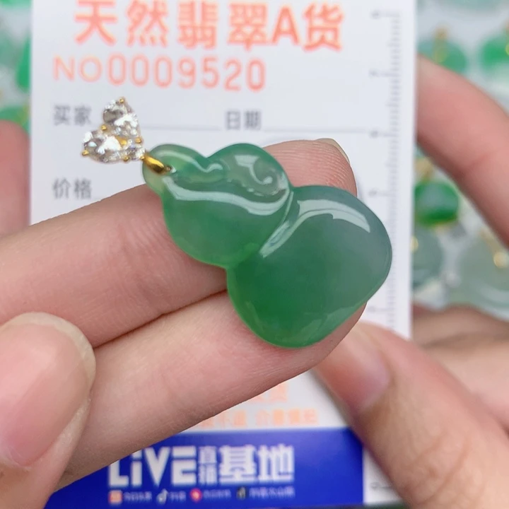 翡翠18K金镶嵌颈饰葫芦