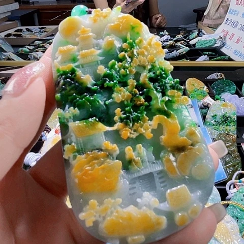 翡翠未镶嵌颈饰一个