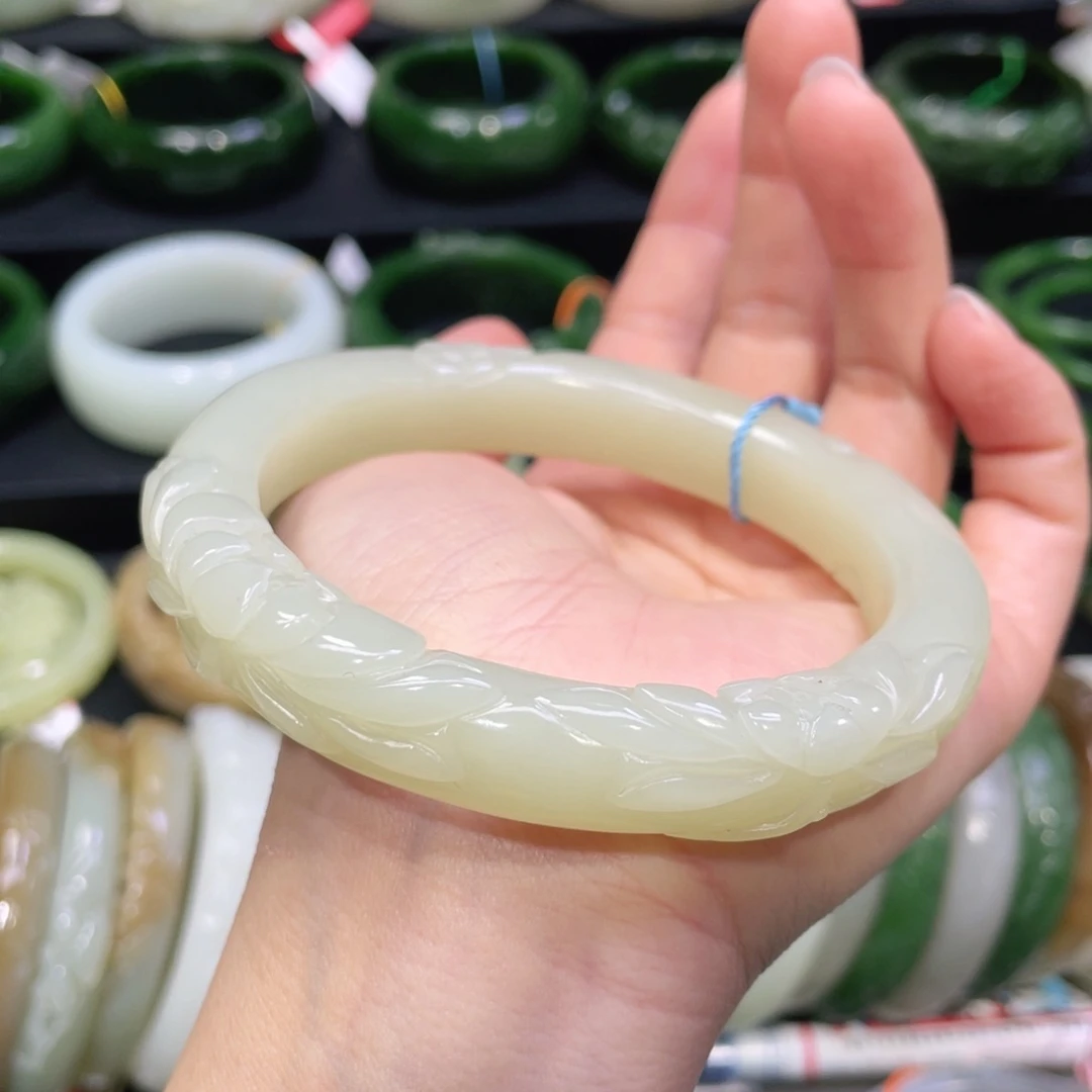 未镶嵌手镯和田玉80。  圈口66