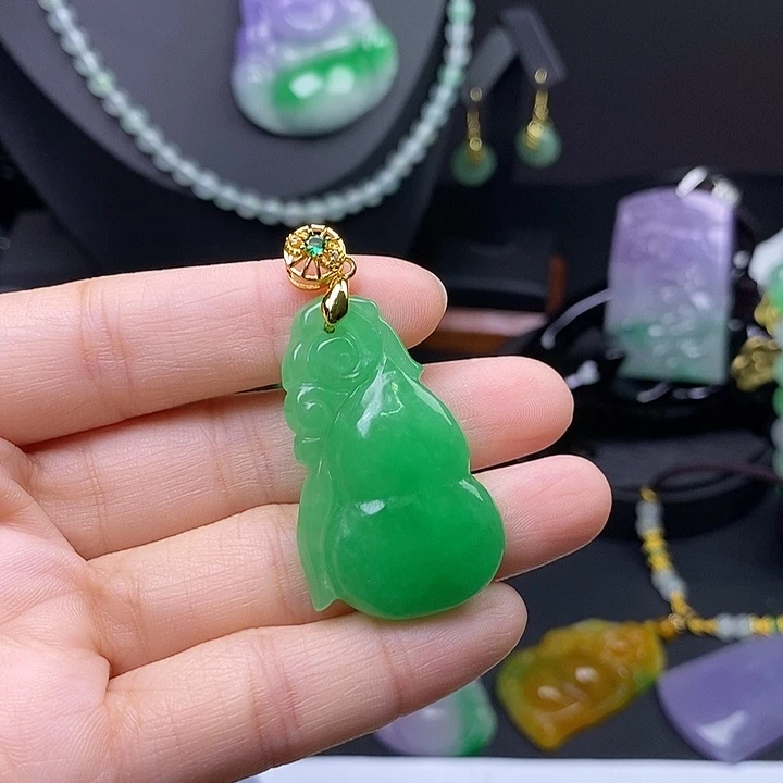 翡翠未镶嵌吊坠(赠链)
