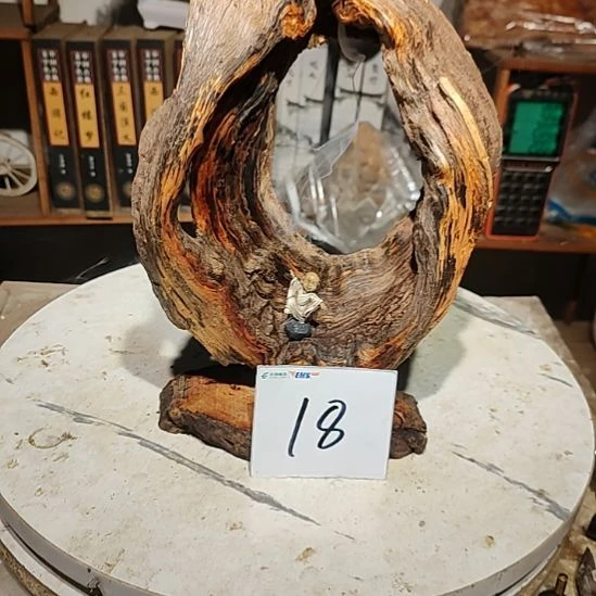 徐***炭松木18北沉香琥珀木天然造型山水摆件。