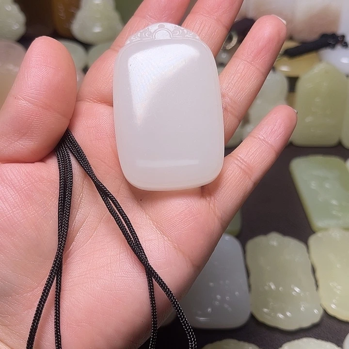 宋***和田玉未镶嵌颈饰