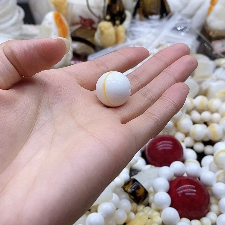 瓷白的墙面上有一个小孔和一