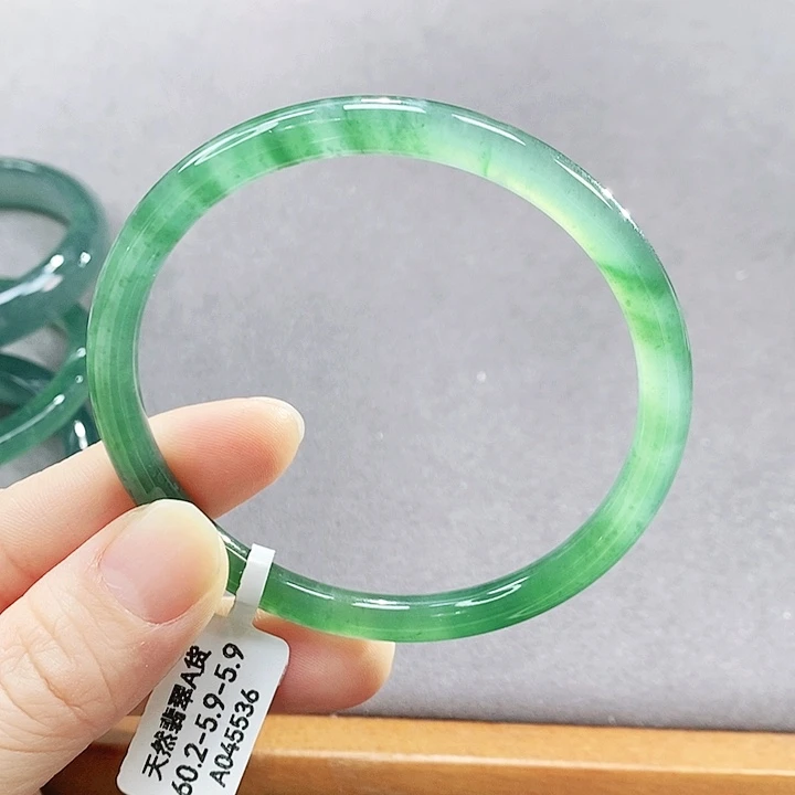 翡翠未镶嵌手镯（圆镯）