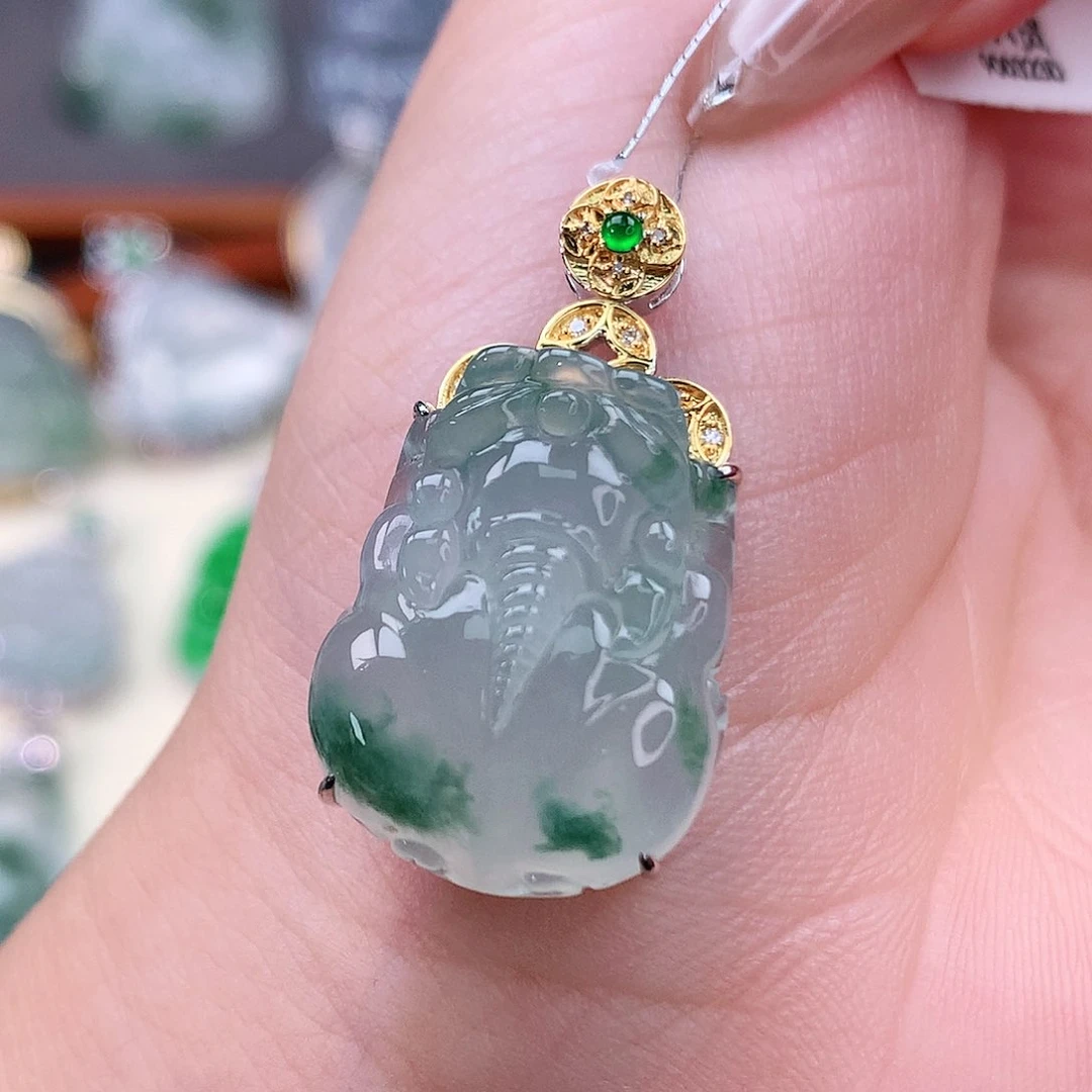 颈饰18K金镶嵌翡翠貔貅