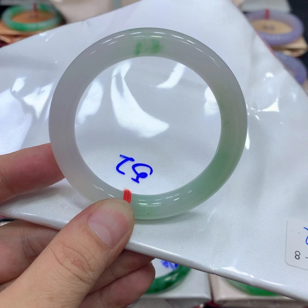 翡翠手镯未镶嵌翡翠