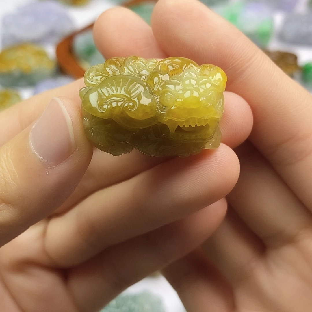 翡翠未镶嵌颈饰貔貅