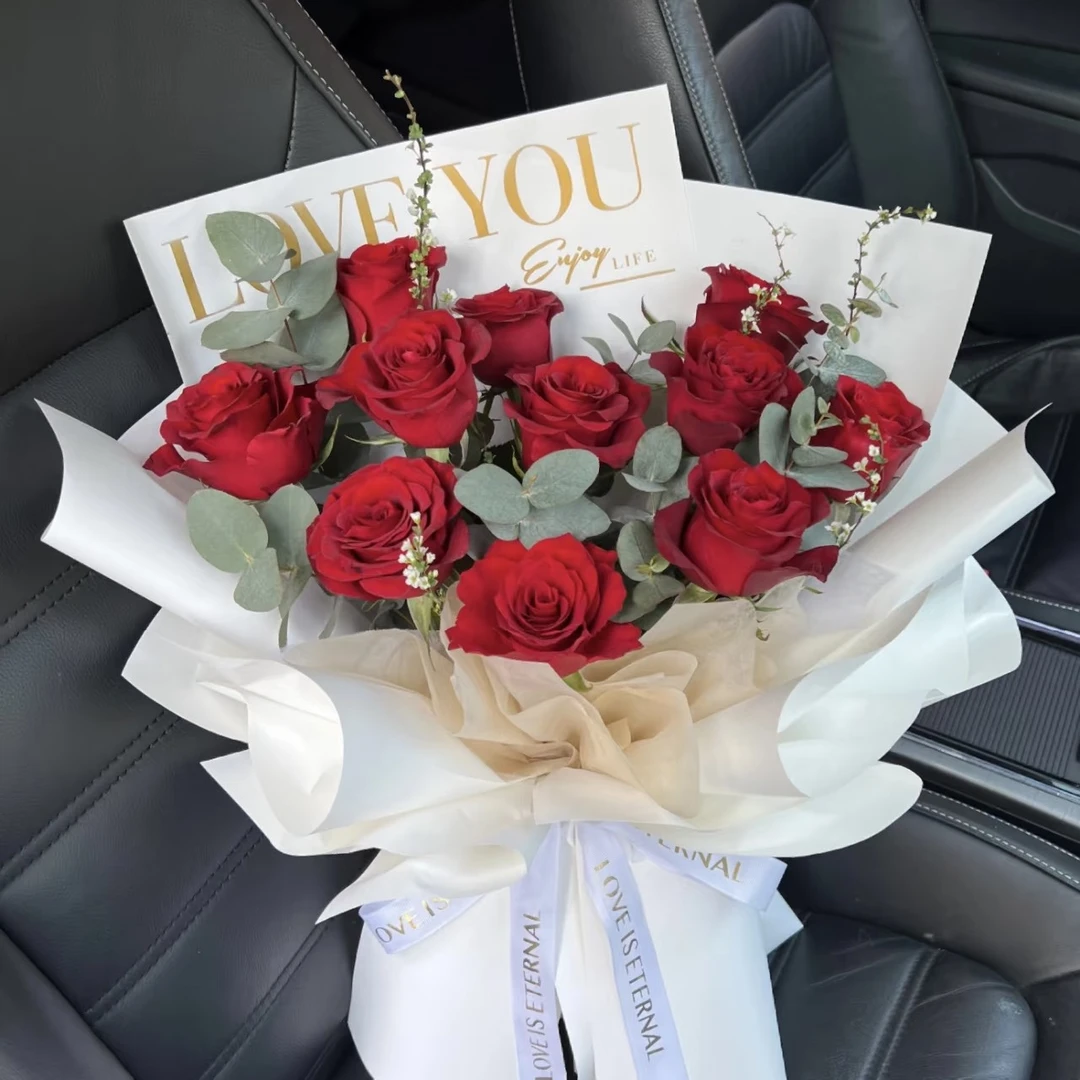 江南花艺11朵精品红玫瑰混搭花束。