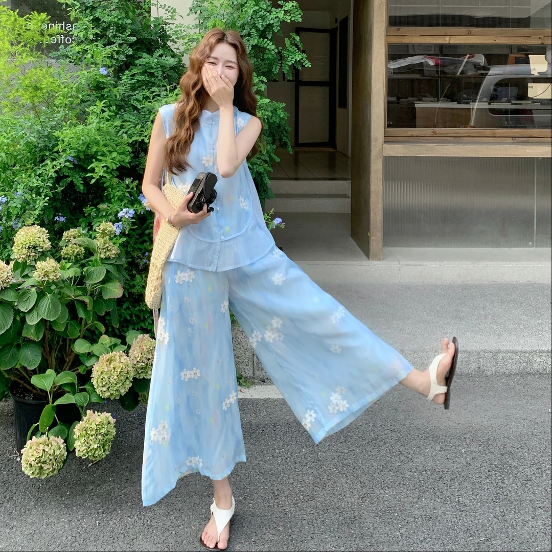 大方得体韩系穿搭洋气时髦慵懒风蓝色绣花无袖上衣阔腿裤两件套