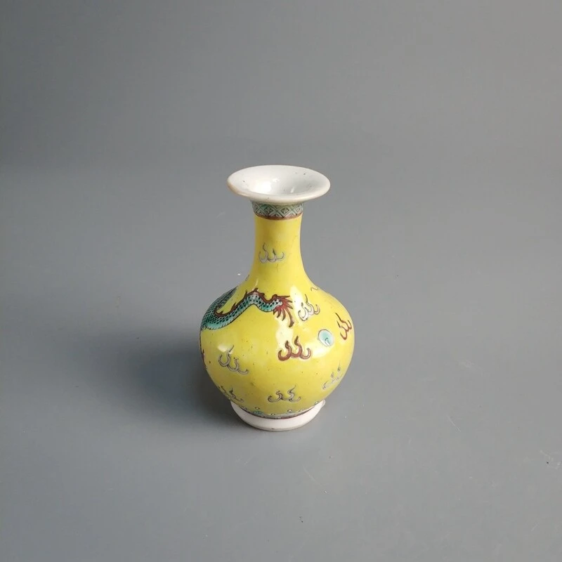 M25KE000988 - 民国黄地五彩龙纹撇口瓶