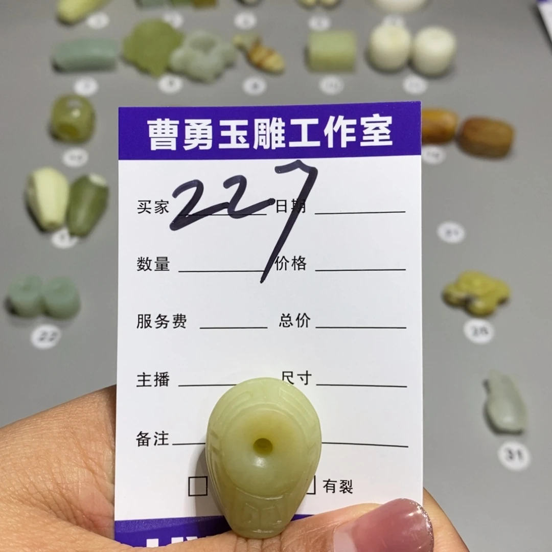 蛇纹石玉未镶嵌颈饰清**叟