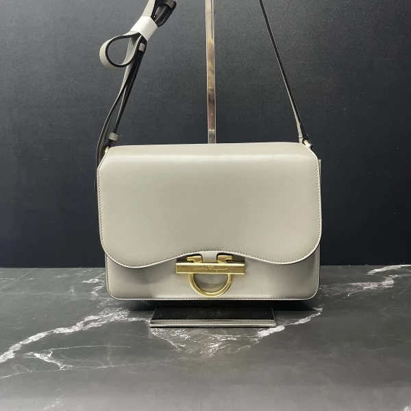 95新/菲拉格慕/妃鱼/单肩包/市场价21800/250210LT0027