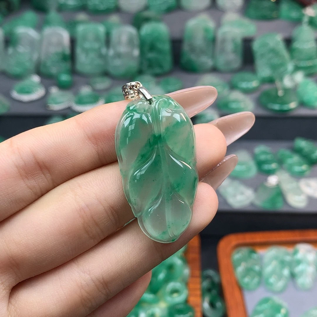 石英质玉（非洲翠）未镶嵌颈饰