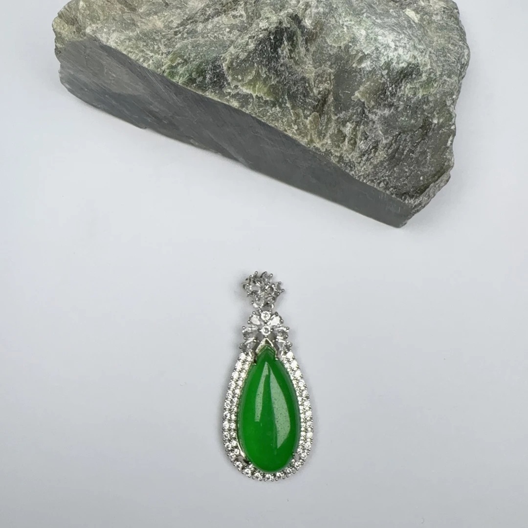 z238绿镶嵌水滴气质精美吊坠