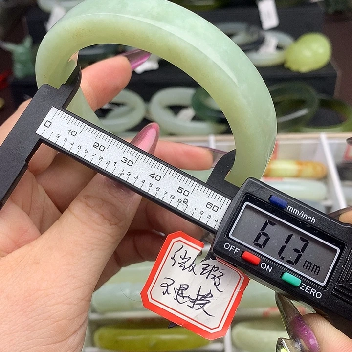 蛇纹石玉手镯未镶嵌700