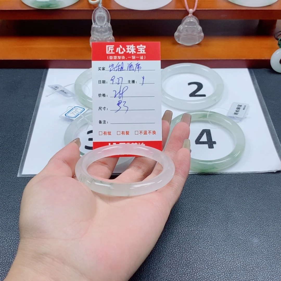 出***柜石英质玉未镶嵌手镯