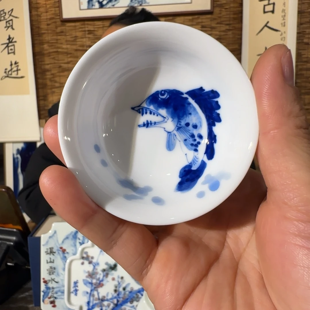 手绘青花贵鱼普洱杯