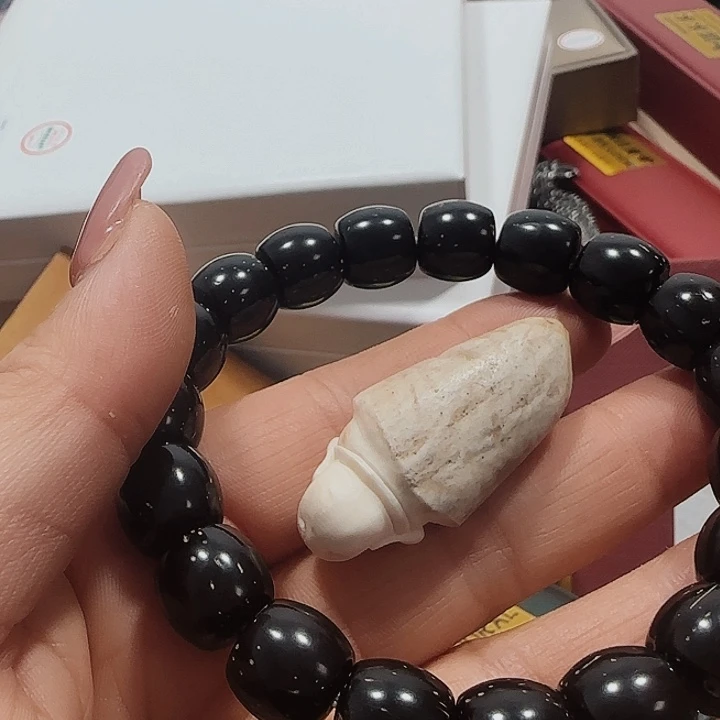 石英石非金属又****?精美手手链链一个
