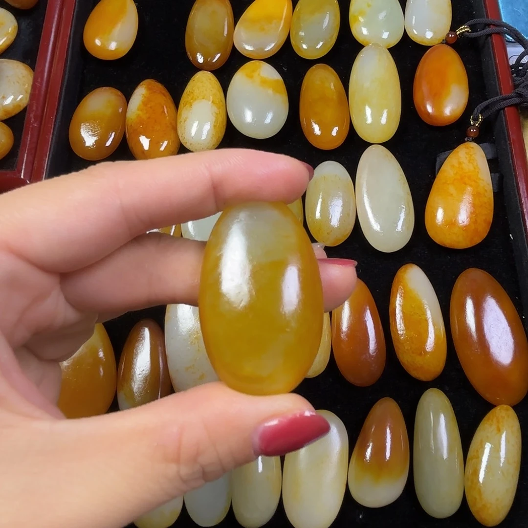 余***喘和田玉未镶嵌颈饰