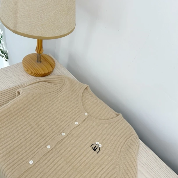 【清货开衫】杏色坑条刺绣开衫