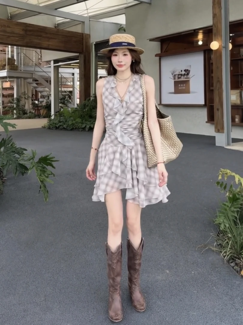 纯欲风无袖格纹连衣裙女2025夏设计感收腰绑带不规则下摆显瘦短裙