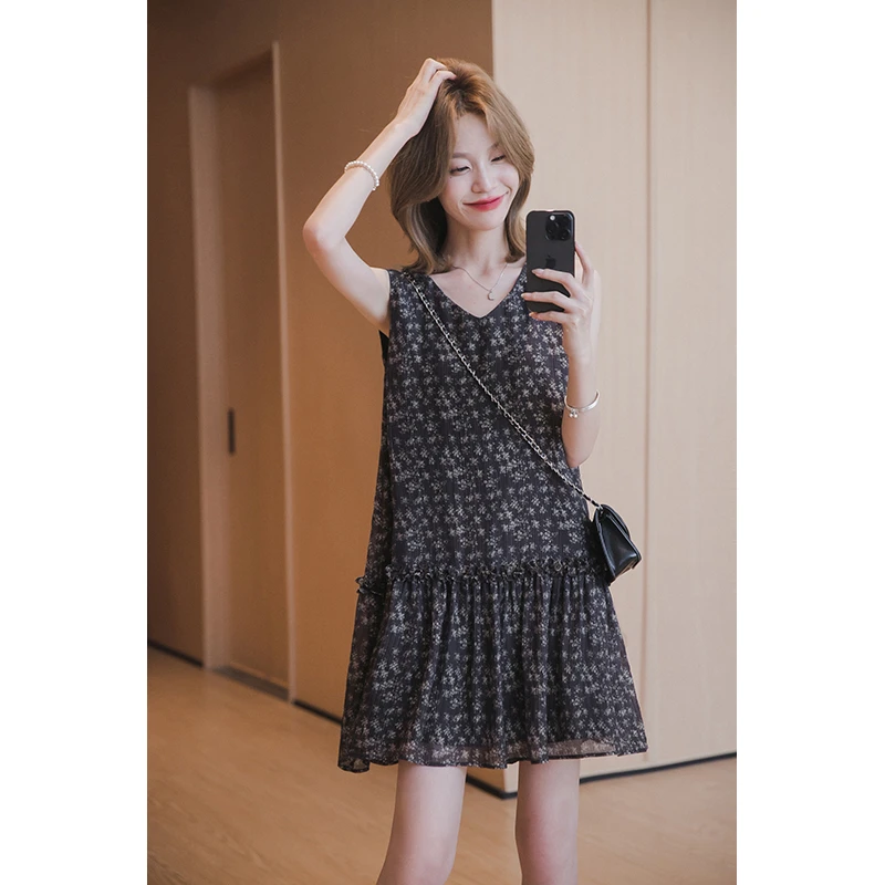 小谷粒碎花连衣裙女2025秋新款好看气质v领木耳边无袖大摆中长裙