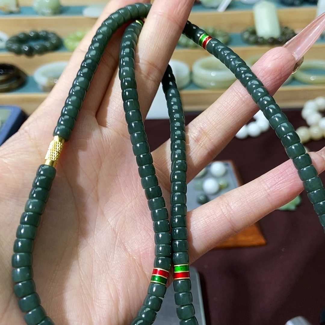 文***仔和田玉未镶嵌颈饰