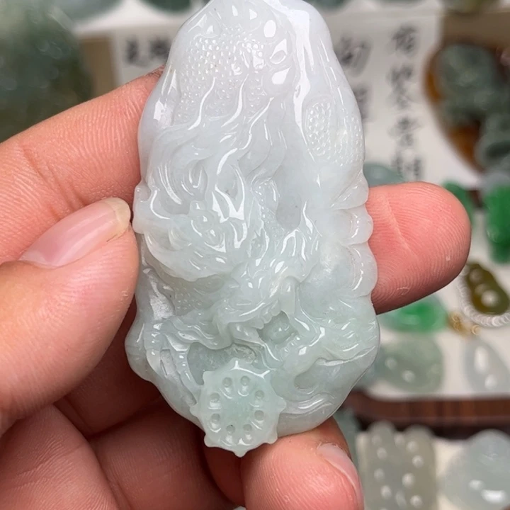用***4翡翠未镶嵌颈饰龙
