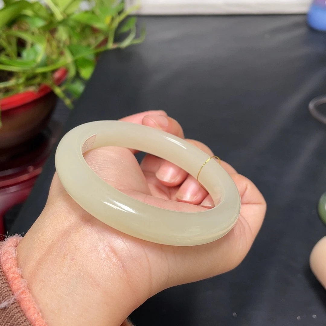 和田玉未镶嵌手镯蜂蜜水