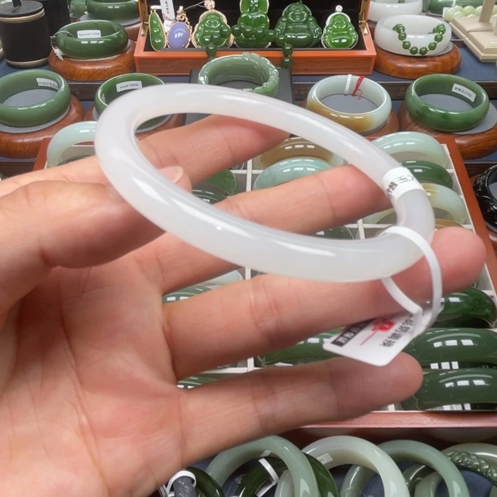 和田玉手镯未镶嵌