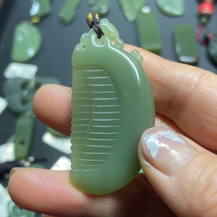 岫岩老玉（透闪石质玉）颈饰未镶嵌