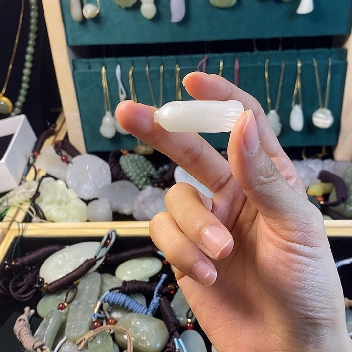 和田玉未镶嵌吊坠(赠链)