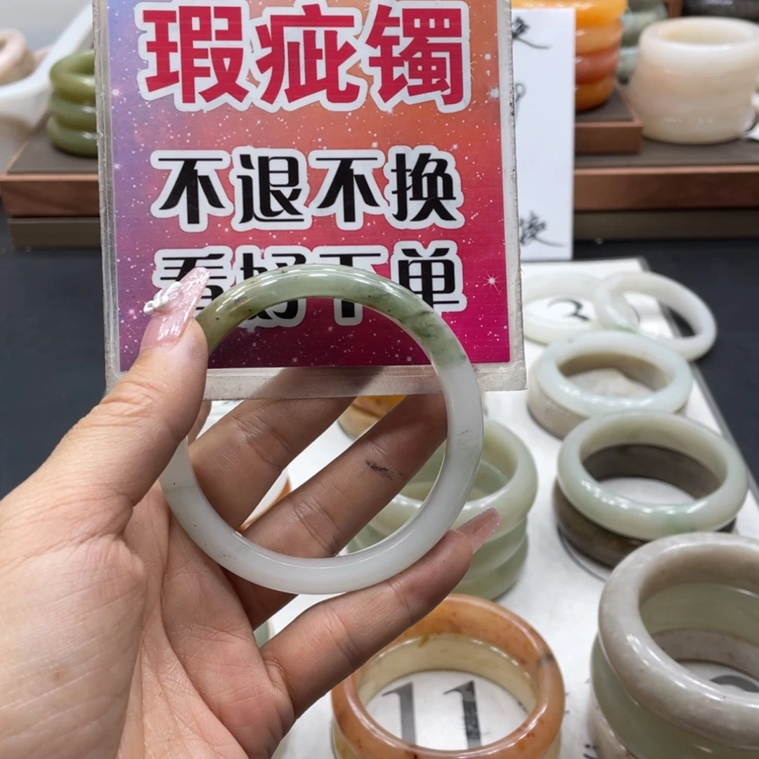 璇***未镶嵌手镯石英质玉