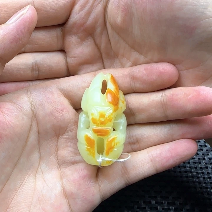 L***C和田玉未镶嵌颈饰