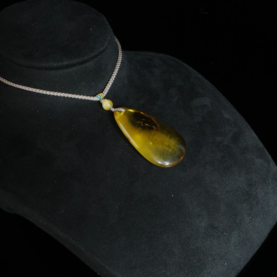 M1616 植物珀特色水滴吊坠 8.47g