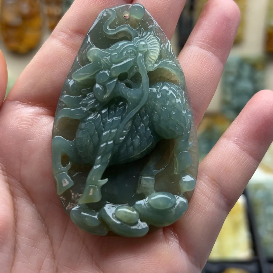 岫玉未镶嵌颈饰麒麟