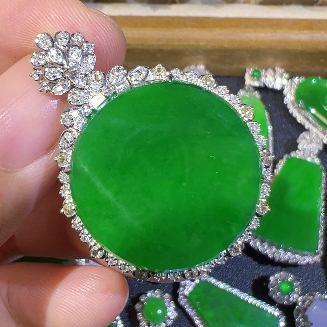 翡翠18K金镶嵌颈饰