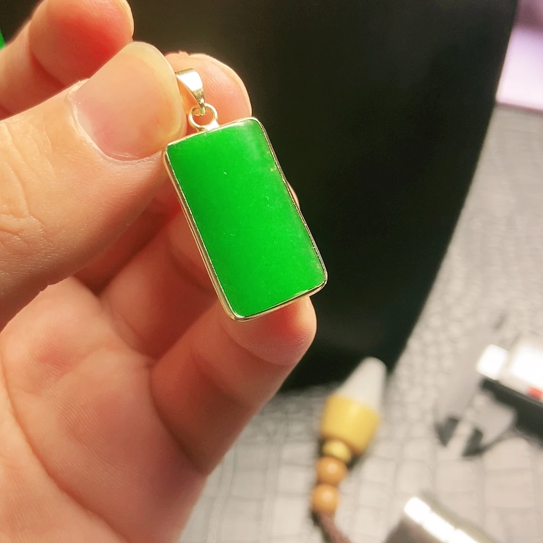 颈饰18K金镶嵌翡翠