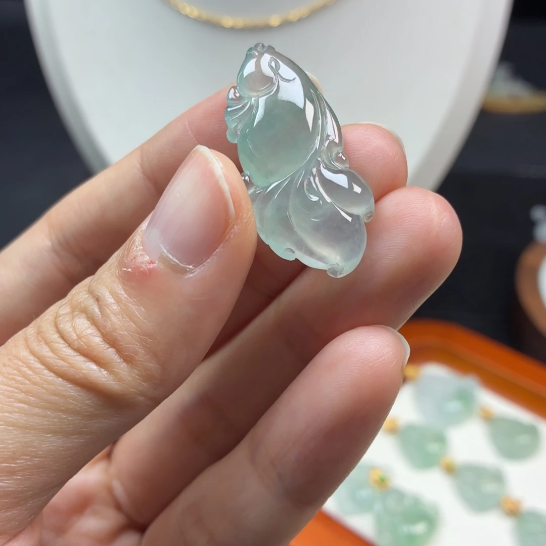 翡翠未镶嵌颈饰鱼