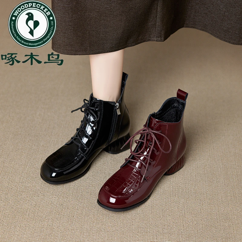 【啄木鸟品牌】2025新款时尚复古港风压花粗跟系带休闲风短靴D9196