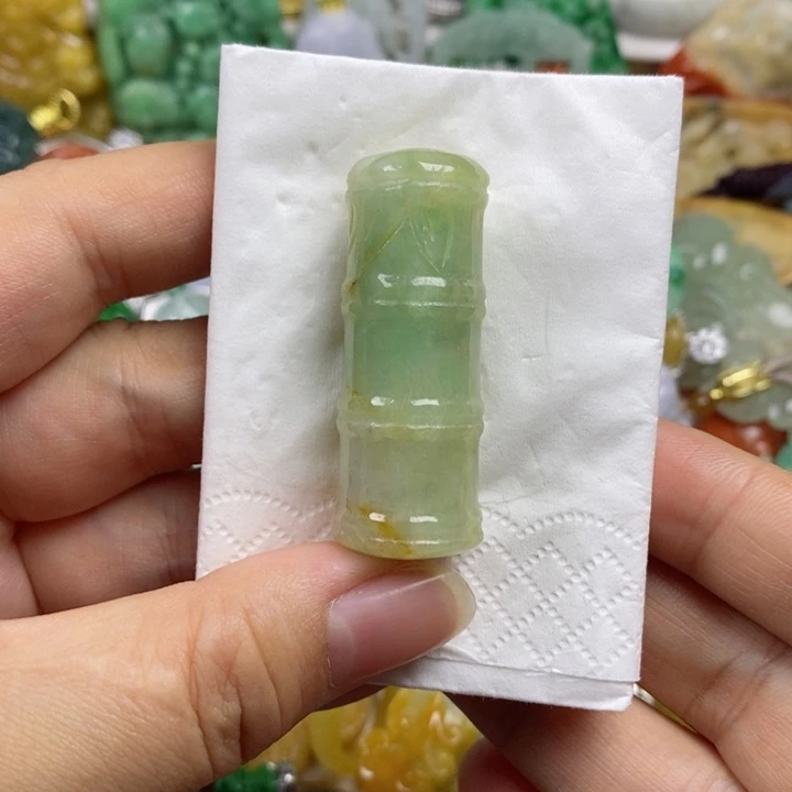 翡翠吊坠(赠链)未镶嵌