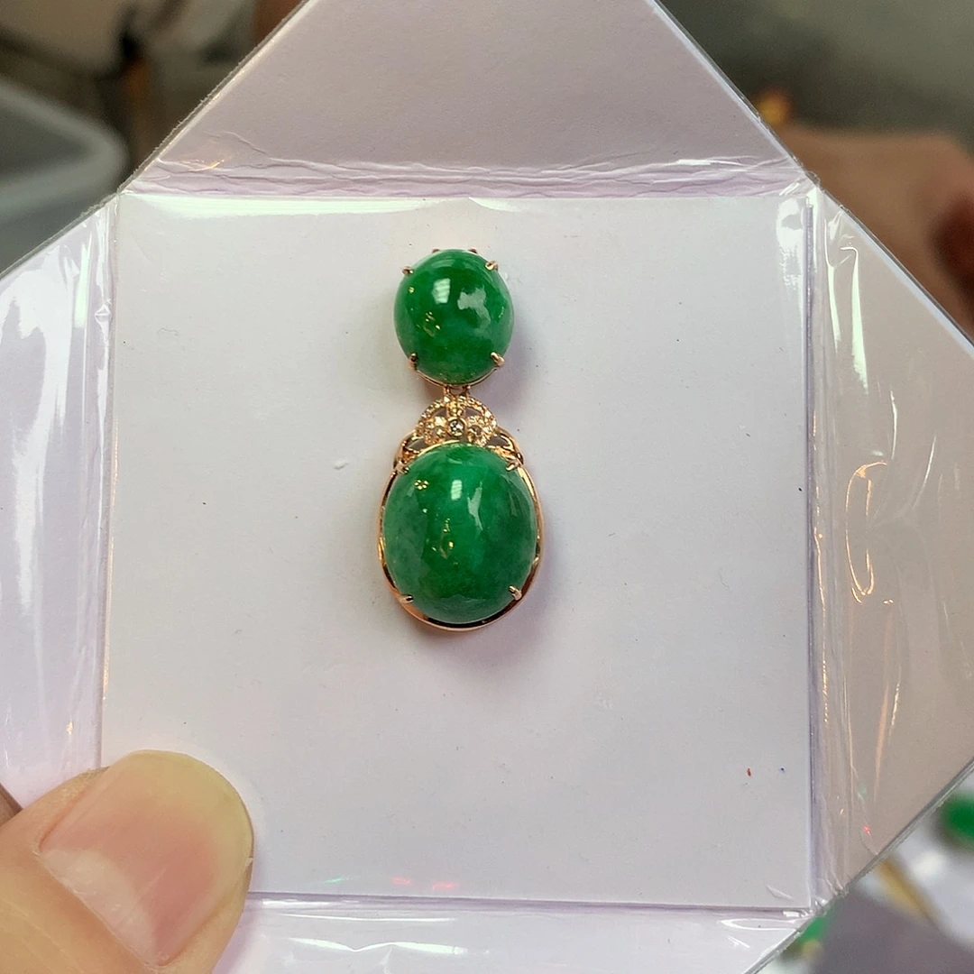 翡翠18K金镶嵌颈饰蛋面