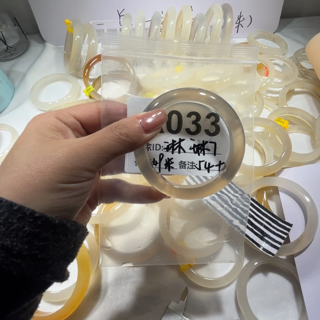 琳***7玛瑙/玉髓未镶嵌手镯