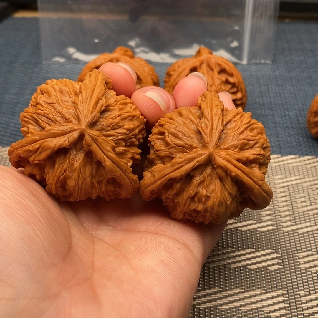 行***长文玩核桃吊坠三棱